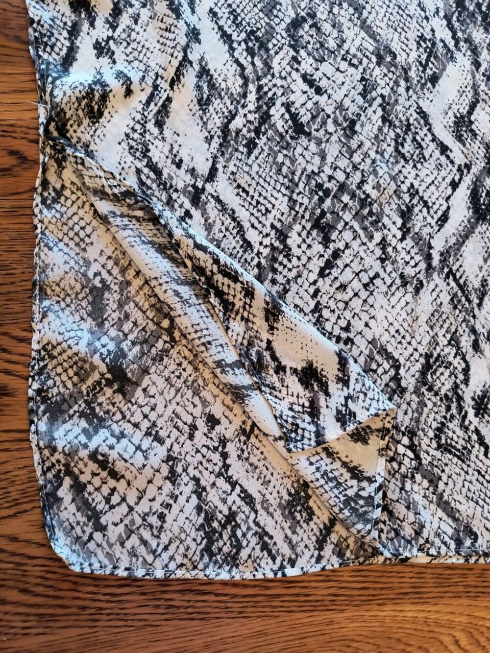 Maurices Womens Black White Gray Snake Print Kimono Ranau Shawl One - Picture 2 of 5